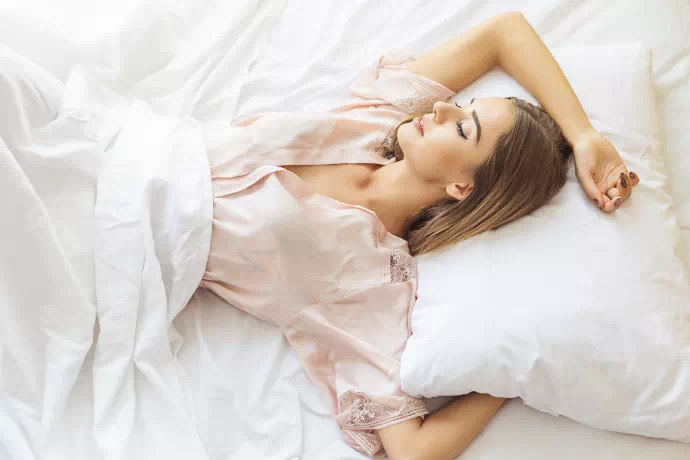 śpiąca kobieta w łóźku